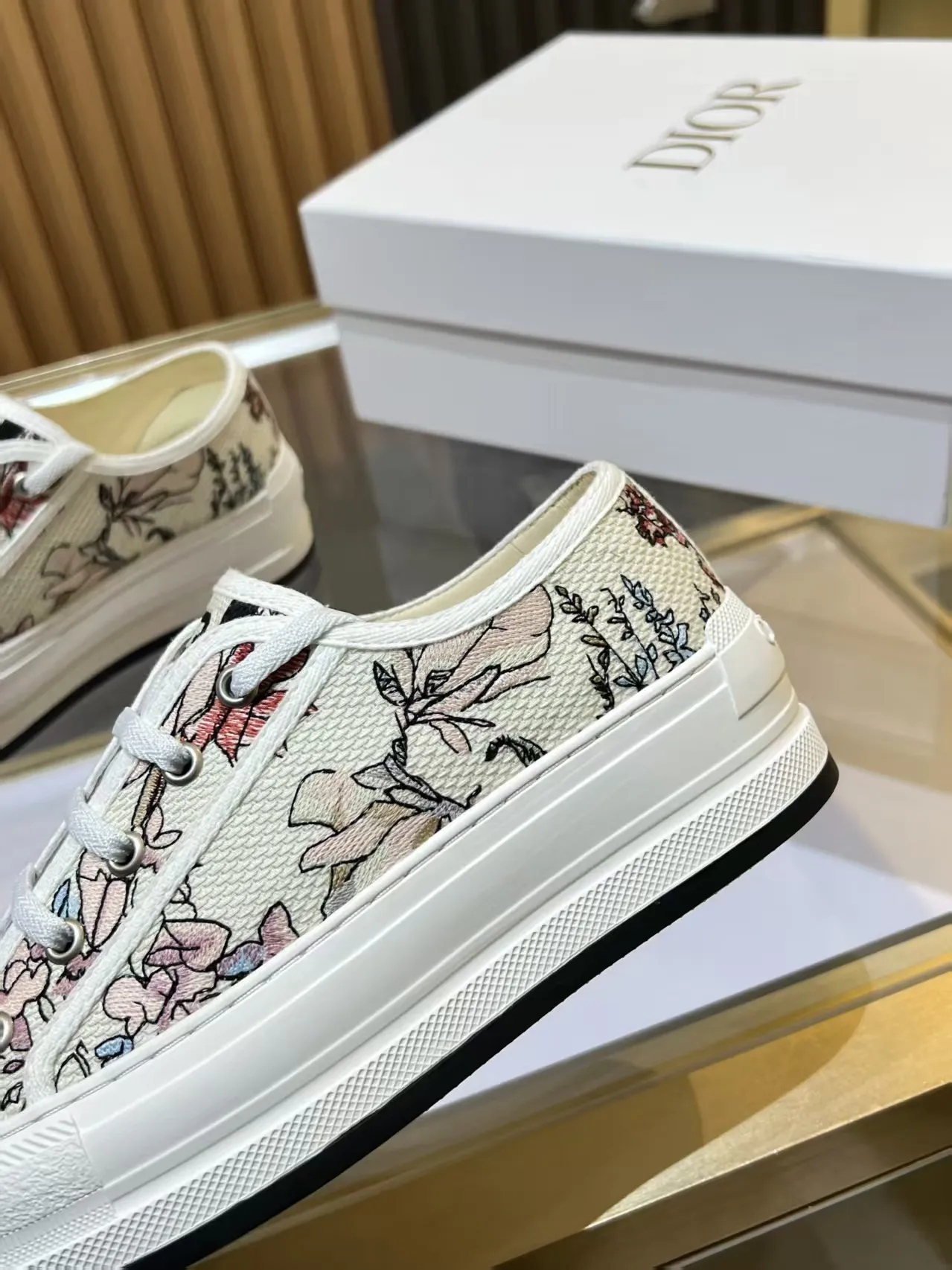 👟👟Ex-factory price 520👟👟 Walk‘n’Dior embroidered mid-top casual shoes are new in 2025. On the fashion stage, Dior embroidered shoes are the well-deserved protagonist. Delicate stitching is used on the upper, every stitch is devoted to the craftsman's efforts, and every thread is woven with artistic poetry. From complex floral patterns to smart geometric textures, embroidery is like the magic that gives shoes life, allowing them to show dynamic beauty even in static conditions.   Wearing Dior embroidered shoes feels like stepping into a dream world full of art. It is not only a pair of shoes, but also a walking piece of art that perfectly integrates fashion and culture. Whether you are strolling on the bustling city streets or attending important social occasions, Dior embroidered shoes can add unique charm to your style and become the focus of everyone's attention.   Choosing Dior embroidered shoes means choosing a persistent pursuit of quality and a unique understanding of fashion. Let it accompany you through every wonderful moment and leave your own fashion mark.  Material: Sheepskin lining, feet, silk cowhide, size 35-41, heel height 5cm